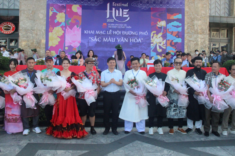 Rực rỡ sắc màu lễ hội đường phố Festival Huế 2022 -2
