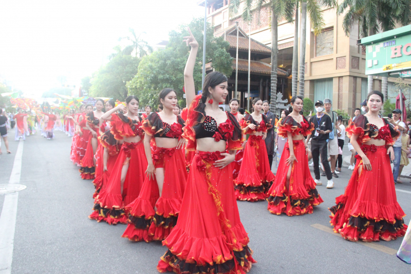 Rực rỡ sắc màu lễ hội đường phố Festival Huế 2022 -0