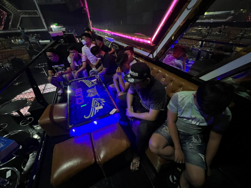 Đang phê pha ma túy trong bar, 32 đối tượng bị bắt quả tang -0