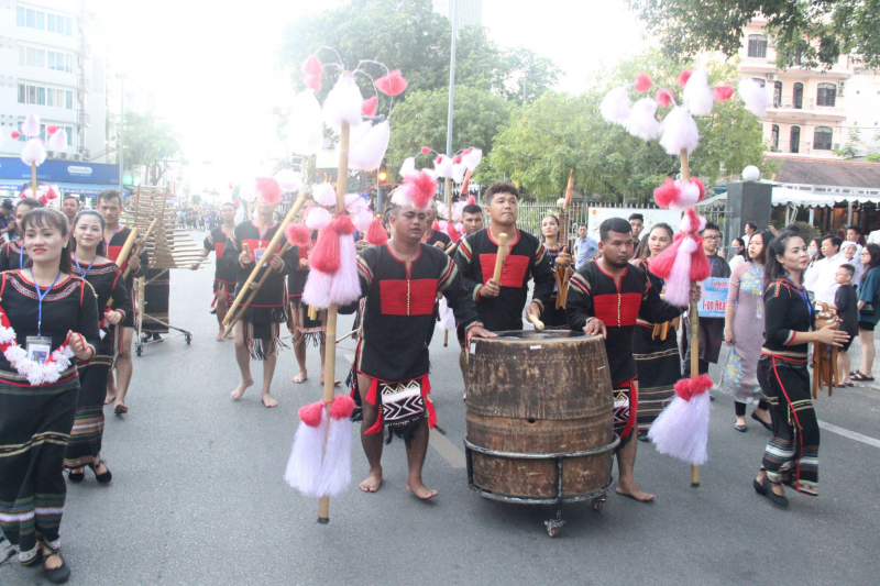 Rực rỡ sắc màu lễ hội đường phố Festival Huế 2022 -3