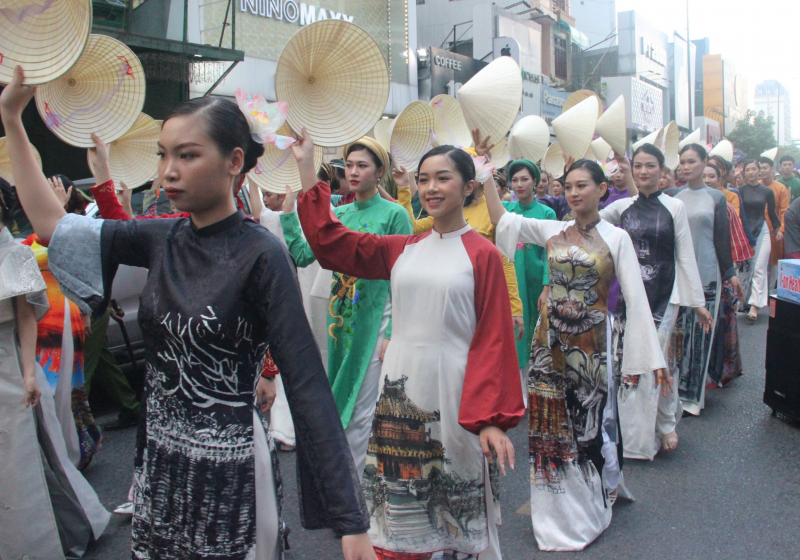 Rực rỡ sắc màu lễ hội đường phố Festival Huế 2022 -2