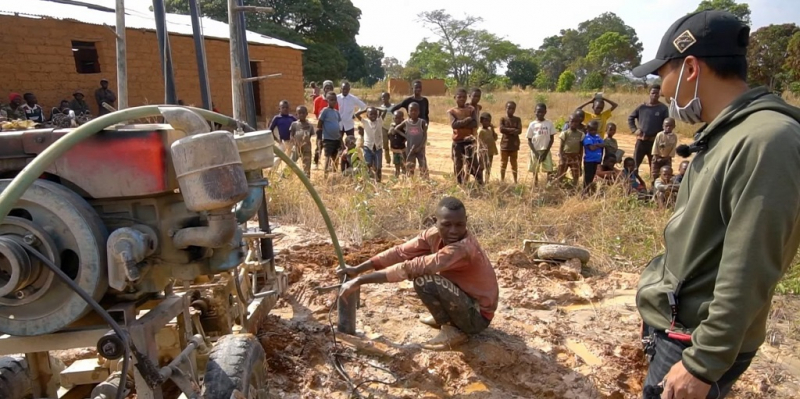 Hoa hậu Thùy Tiên xây giếng nước sạch tặng người dân Angola -0