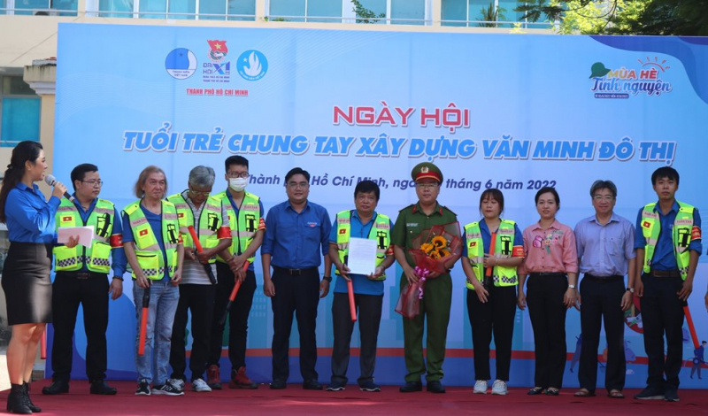 Tuổi trẻ Công an TP Hồ Chí Minh chung tay xây dựng văn minh đô thị -0