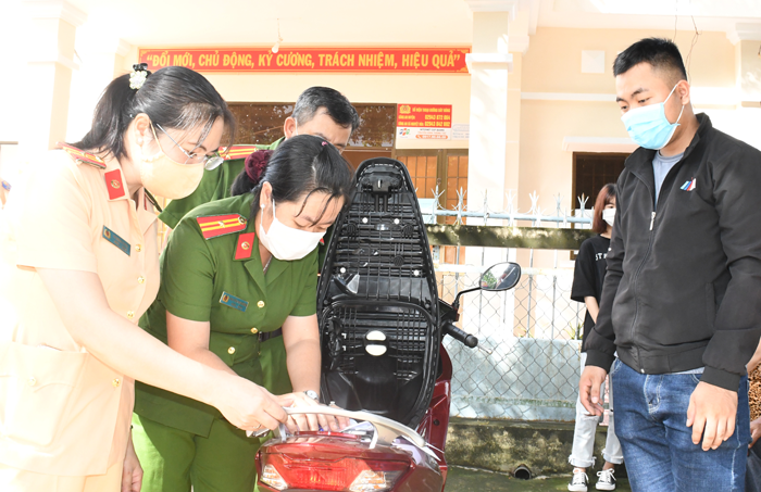 Hiệu quả tích cực từ việc đăng ký xe tại Công an xã -0