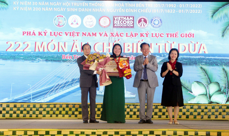 Bến Tre lập kỷ lục thế giới với 222 món ăn từ dừa -0