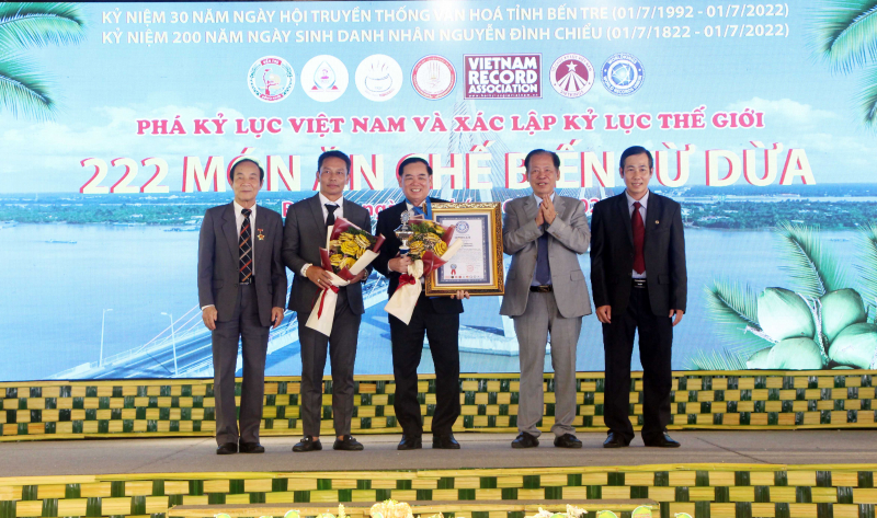 Bến Tre lập kỷ lục thế giới với 222 món ăn từ dừa -0