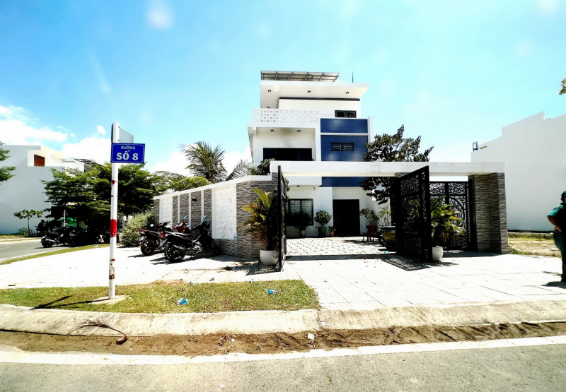 Người đàn ông nằm gục bên khẩu súng ngắn trong căn biệt thự đã tử vong -0