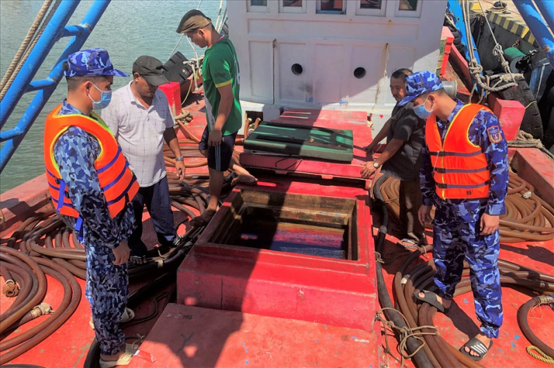 Bắt giữ tàu cá chở 85.000 lít dầu DO không rõ nguồn gốc -0