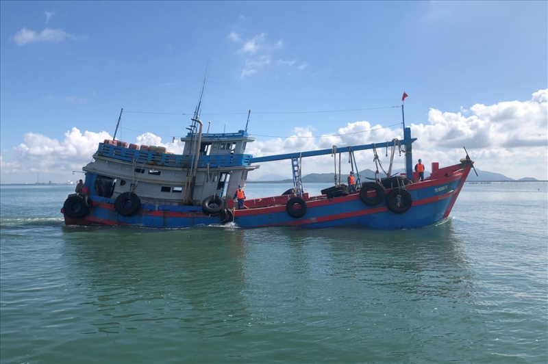 Bắt giữ tàu cá chở 85.000 lít dầu DO không rõ nguồn gốc -0