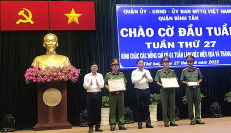 Khen thưởng tập thể phá nhanh vụ án mạng trước ngôi biệt thự -0