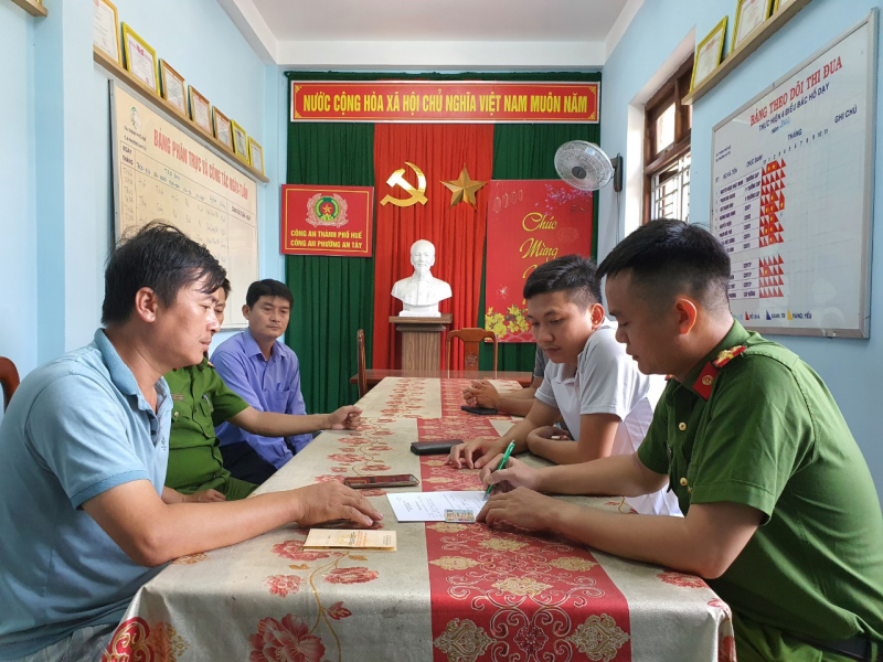 Cơ quan Công an TP Huế lấy lời khai tài xế Nguyễn Ngọc Vỹ.