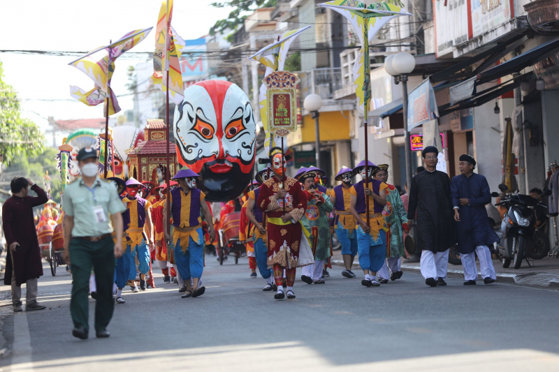 Độc đáo lễ rước mặt nạ tuồng trên đường phố Huế  -0