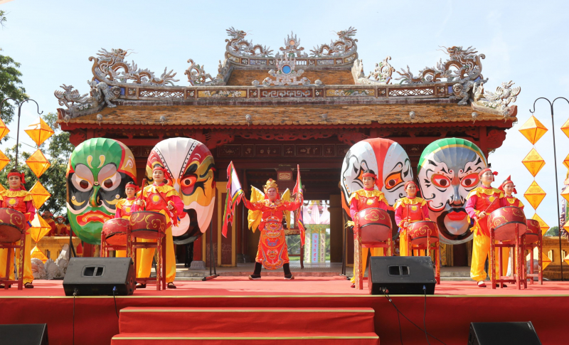 Độc đáo lễ rước mặt nạ tuồng trên đường phố Huế  -0