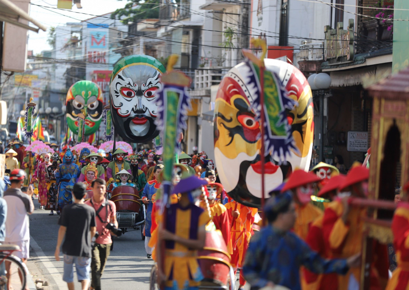 Độc đáo lễ rước mặt nạ tuồng trên đường phố Huế  -1