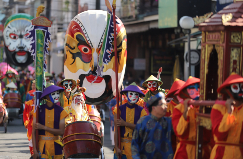 Độc đáo lễ rước mặt nạ tuồng trên đường phố Huế  -2