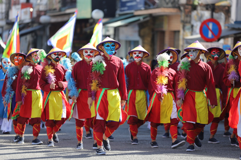 Độc đáo lễ rước mặt nạ tuồng trên đường phố Huế  -3