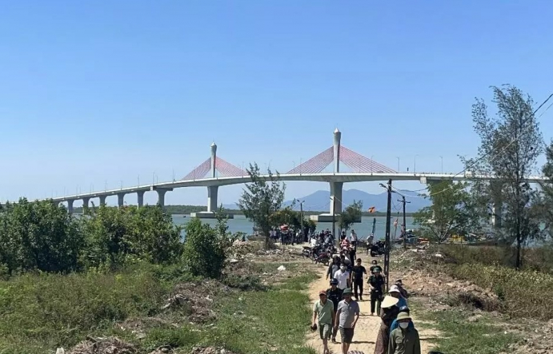 Điều tra vụ nghi phạm giết người rồi nhảy cầu Cửa Hội tự tử -0