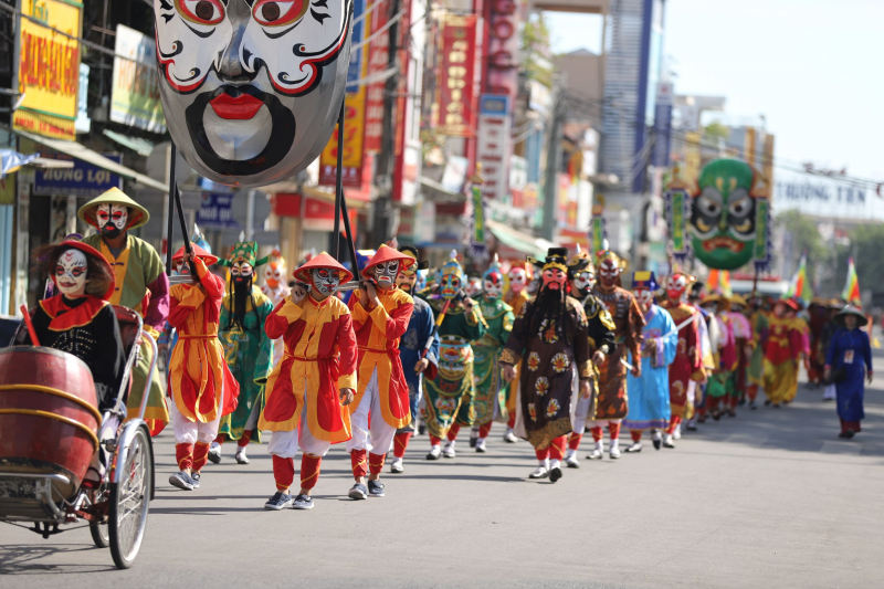 Độc đáo lễ rước mặt nạ tuồng trên đường phố Huế  -1