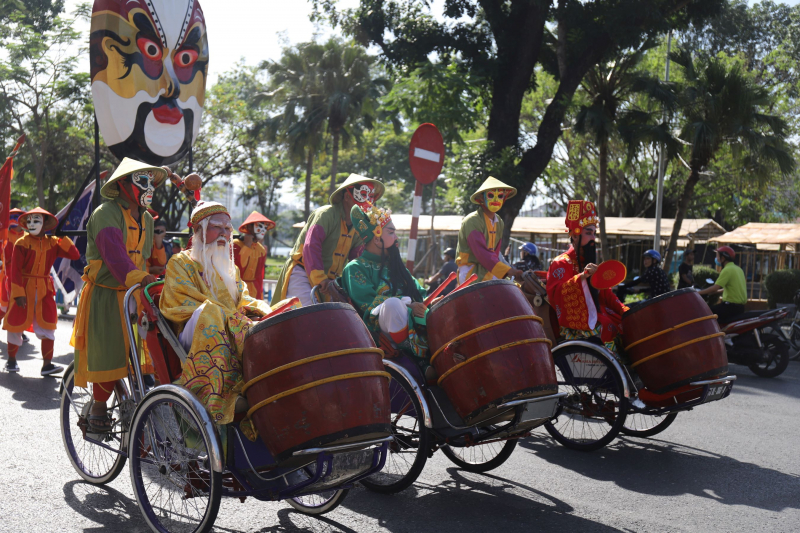 Độc đáo lễ rước mặt nạ tuồng trên đường phố Huế  -0