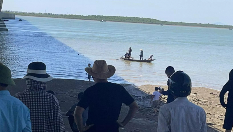 Điều tra vụ nghi phạm giết người rồi nhảy cầu Cửa Hội tự tử -0