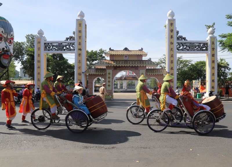 Độc đáo lễ rước mặt nạ tuồng trên đường phố Huế  -1