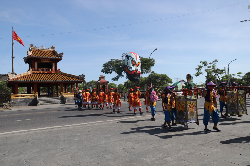 Độc đáo lễ rước mặt nạ tuồng trên đường phố Huế  -1