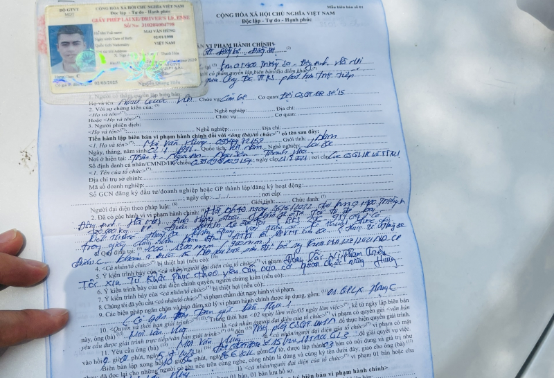 Lái xe quá tải “khóc thét” gọi điện thoại cầu cứu khi bị CSGT cắt thành, thùng -0