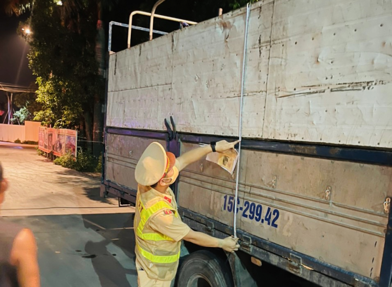 Lái xe quá tải “khóc thét” gọi điện thoại cầu cứu khi bị CSGT cắt thành, thùng -4