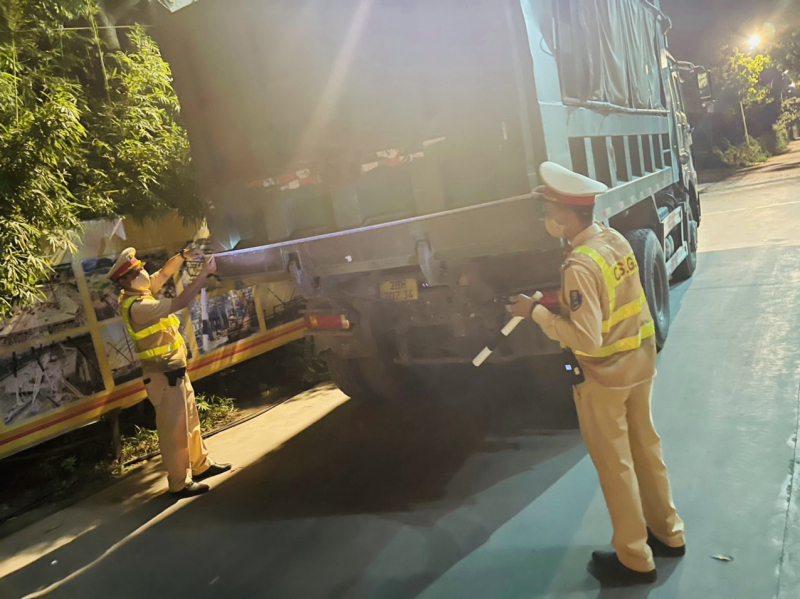 Lái xe quá tải “khóc thét” gọi điện thoại cầu cứu khi bị CSGT cắt thành, thùng -5