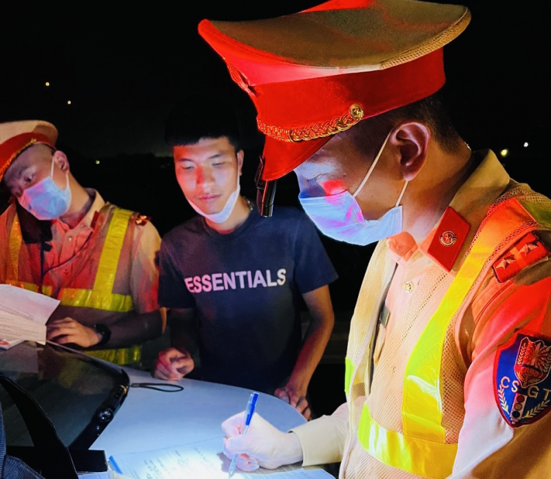 Lái xe quá tải “khóc thét” gọi điện thoại cầu cứu khi bị CSGT cắt thành, thùng -6