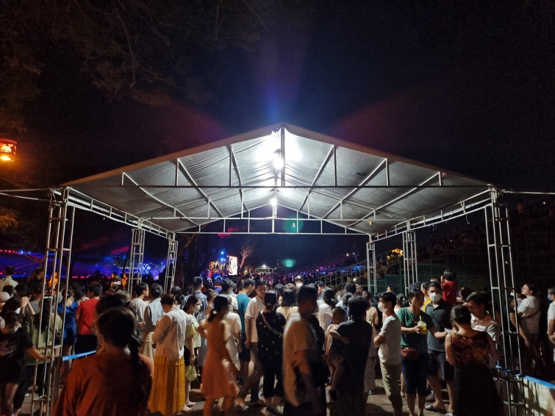 Nhiều người dân bức xúc vì có vé nhưng không được vào xem đêm nhạc Trịnh Công Sơn -0