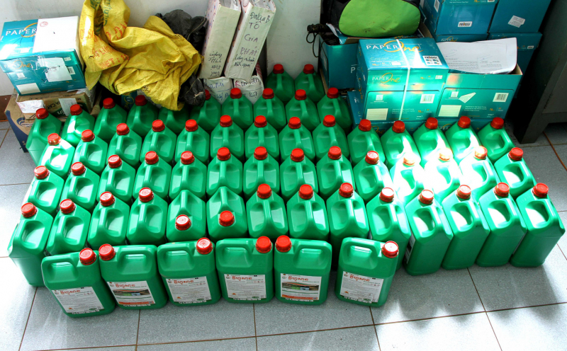 Xe tải chở 60 can thuốc bảo vệ thực vật không rõ nguồn gốc -0