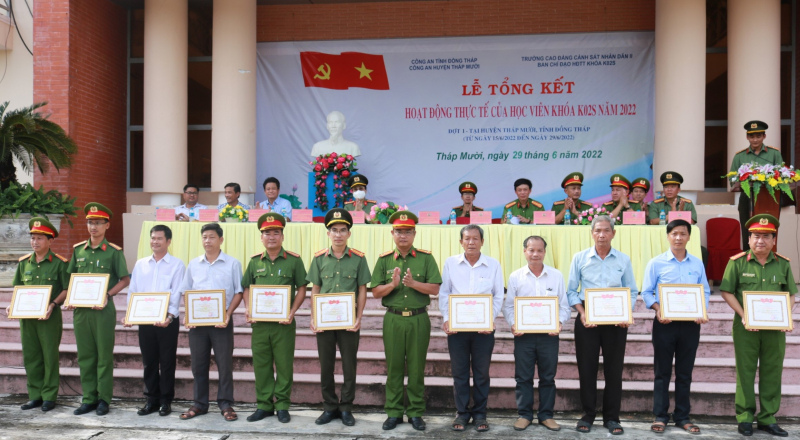 Khen thưởng gần 60 tập thể, cá nhân “3 cùng” với người dân -0