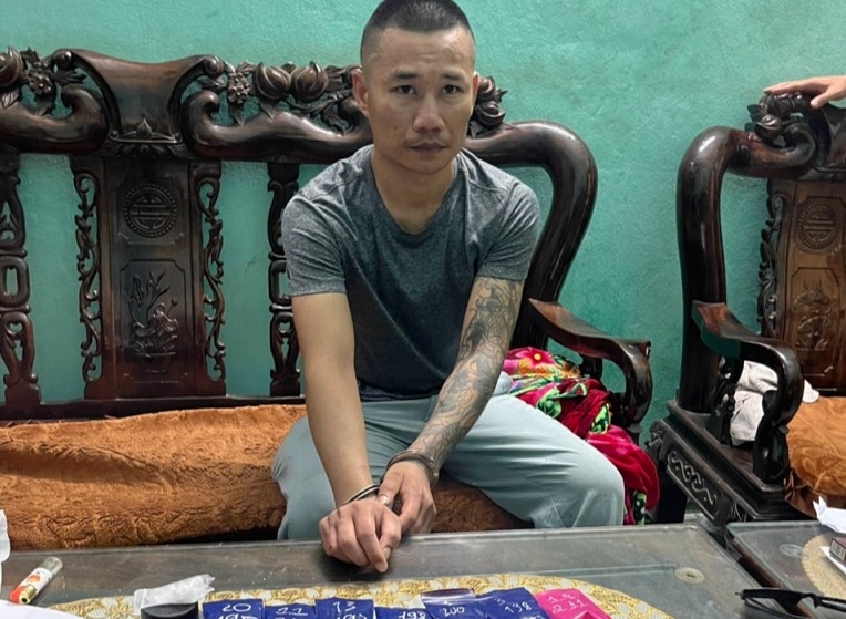 Hai đối tượng chuyên dụ người khác “lên tiên” cùng 5.731 viên thuốc lạ  -0