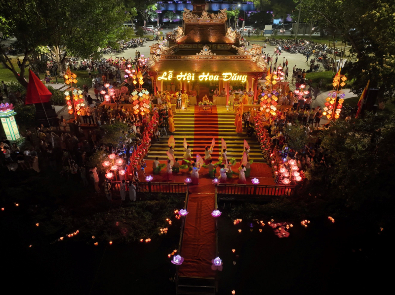 Sông Hương rực sáng với 20.000 ngọn hoa đăng -1