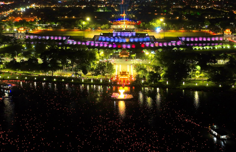Sông Hương rực sáng với 20.000 ngọn hoa đăng -1