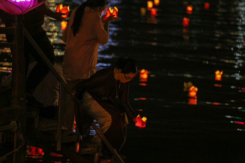 Sông Hương rực sáng với 20.000 ngọn hoa đăng -1