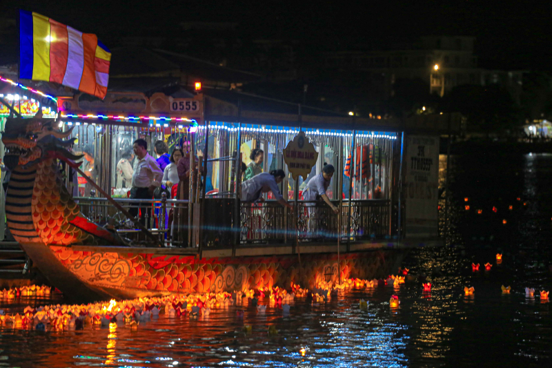 Sông Hương rực sáng với 20.000 ngọn hoa đăng -1