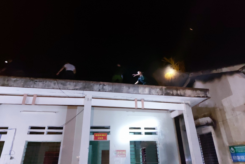 Trụ sở xã bốc cháy ngùn ngụt trong đêm -0