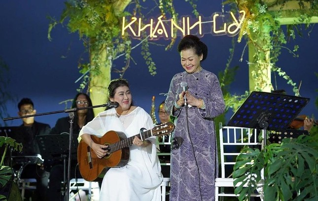 Ca sĩ Khánh Ly biểu diễn bài hát không được cấp phép -0