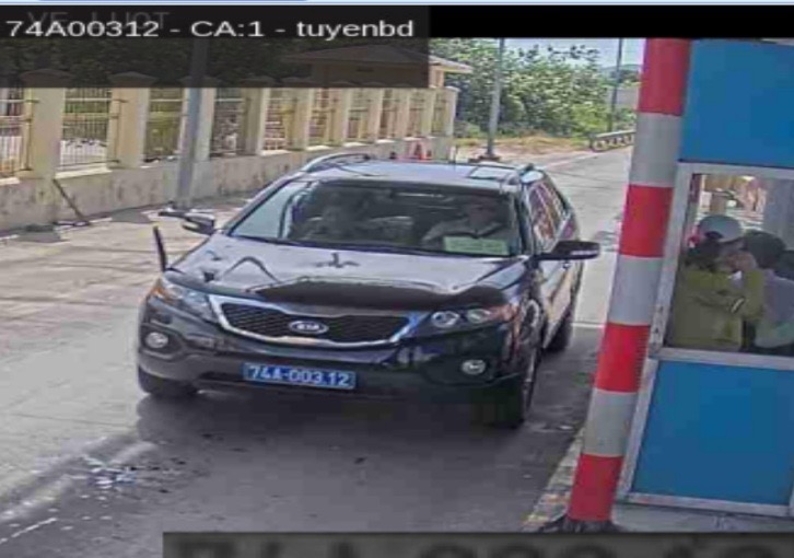 Xe biển xanh qua trạm thu phí không nộp tiền gây ách tắc giao thông -0