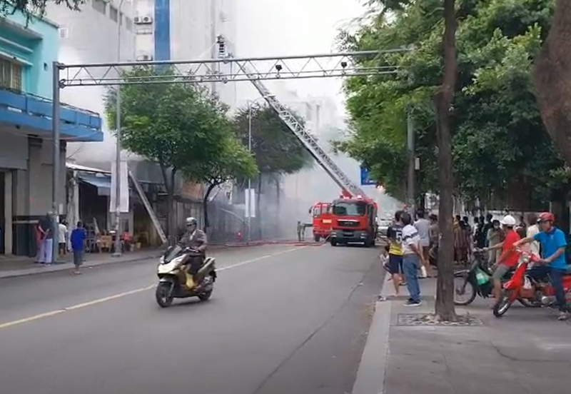 Ôm tài sản thoát ra ngoài khi lửa cháy hừng hực tại tiệm bán tranh -1
