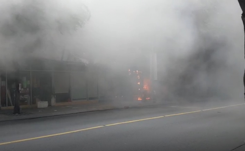 Ôm tài sản thoát ra ngoài khi lửa cháy hừng hực tại tiệm bán tranh -2