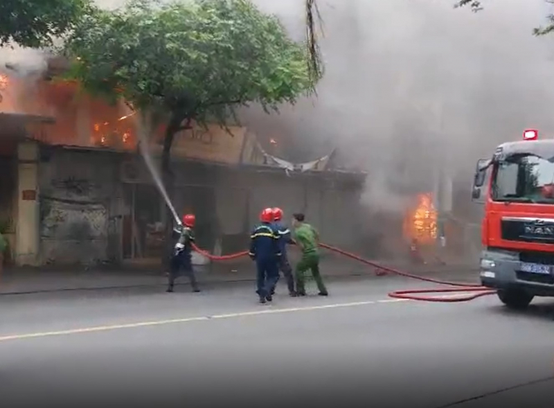 Ôm tài sản thoát ra ngoài khi lửa cháy hừng hực tại tiệm bán tranh -3