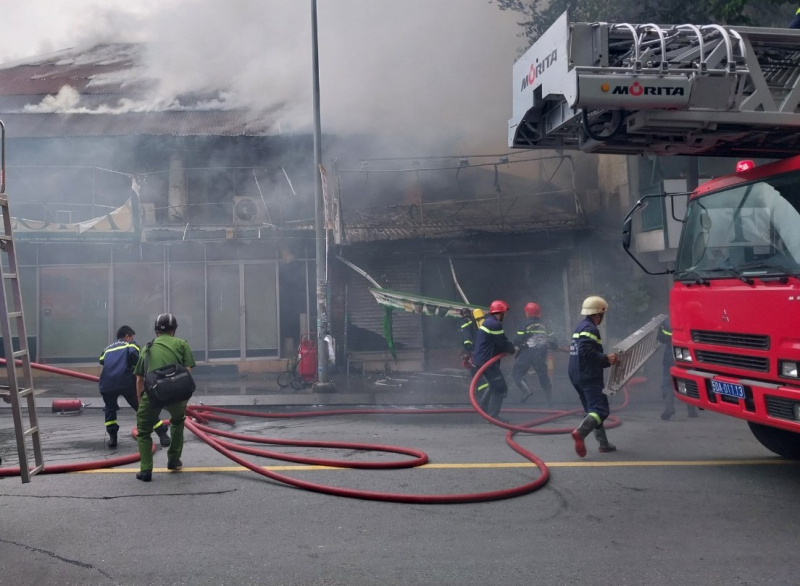 Ôm tài sản thoát ra ngoài khi lửa cháy hừng hực tại tiệm bán tranh -4