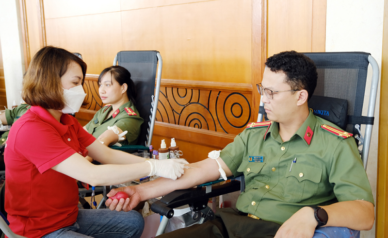 Đông đảo CBCS Công an tham gia hiến máu “Hành trình đỏ” năm 2022 -0