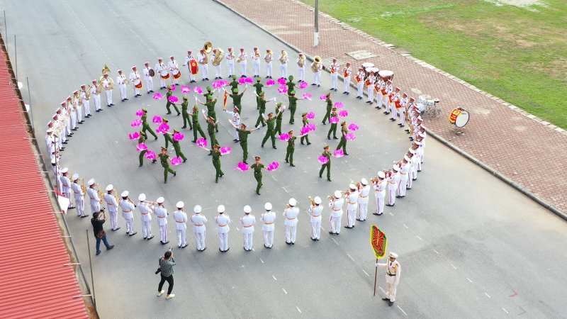 Đại tướng Tô Lâm dự tổng duyệt chương trình của Đoàn Nhạc Cảnh sát Việt Nam tại Nhạc hội Cảnh sát các nước ASEAN+ -9