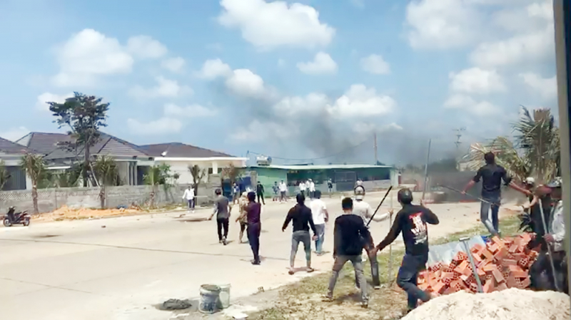 Hai nhóm côn đồ dùng hung khí tranh giành bảo kê xây dựng nhà  -0