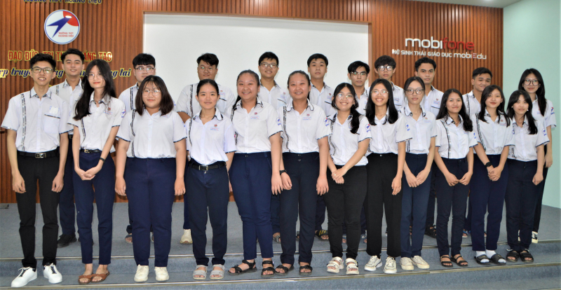 Chị em song sinh được kết nạp Đảng trước ngày thi tốt nghiệp  -0