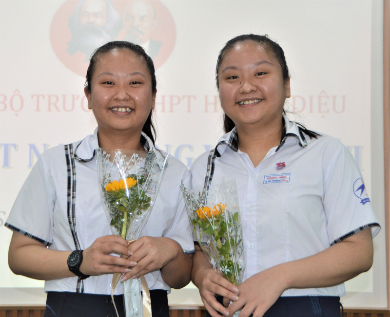 Chị em song sinh được kết nạp Đảng trước ngày thi tốt nghiệp  -0